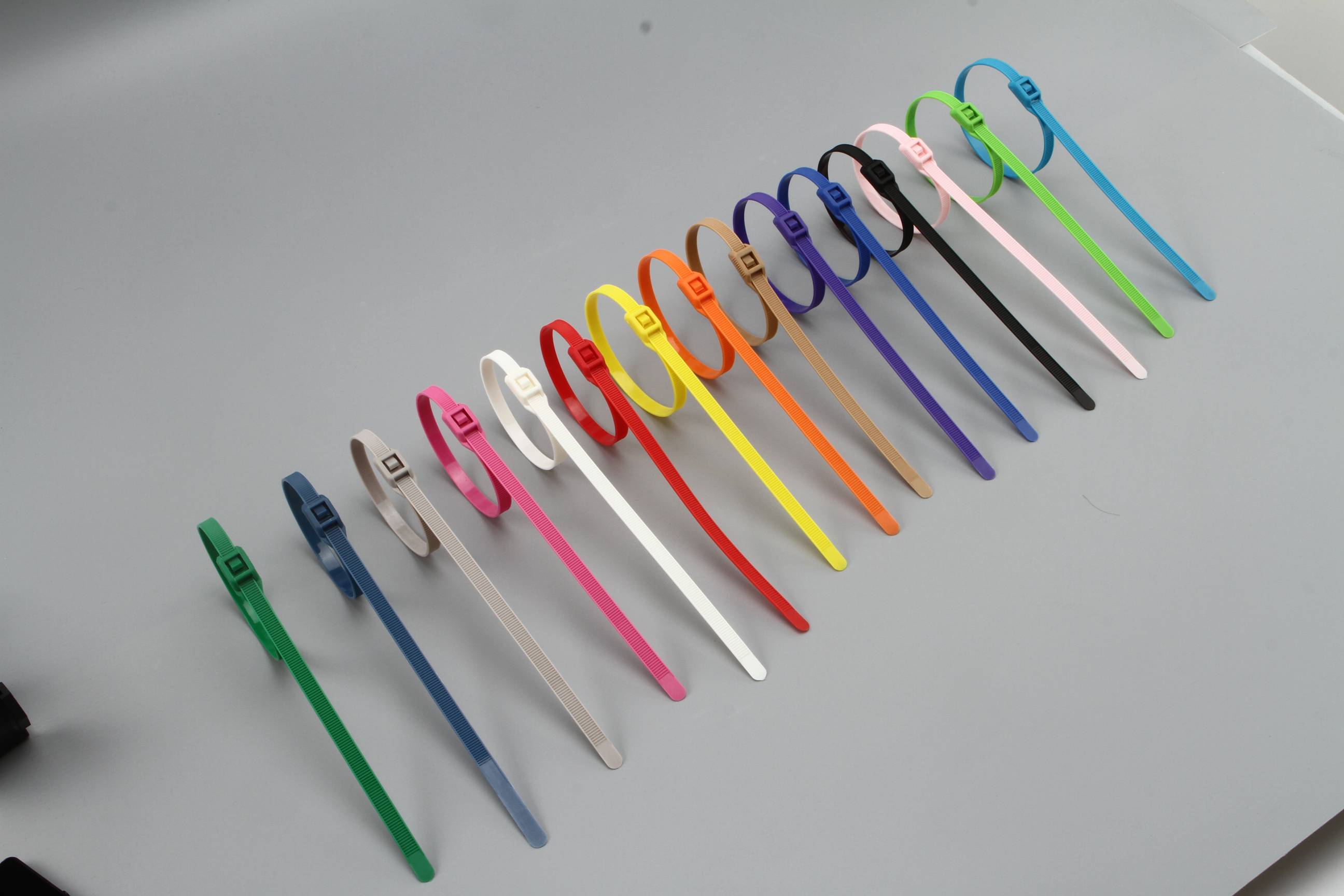Gyöngyös nylon kábel nyakkendő